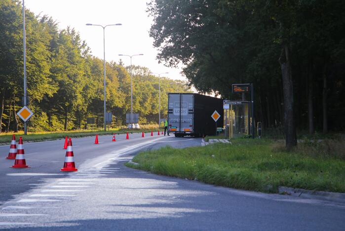 Enorm lang benzinespoor door lekgereden tank van vrachtwagen