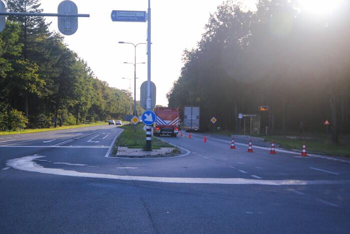 Enorm lang benzinespoor door lekgereden tank van vrachtwagen