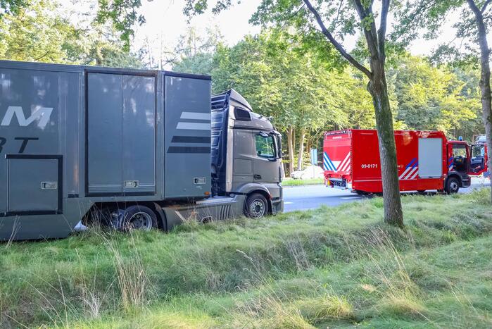 Enorm lang benzinespoor door lekgereden tank van vrachtwagen