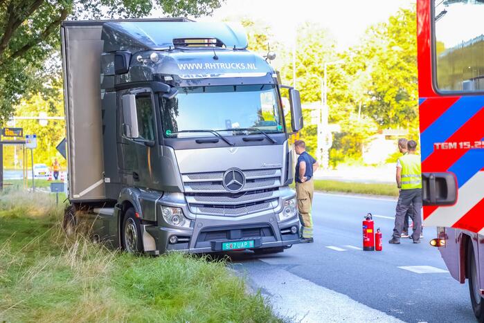 Enorm lang benzinespoor door lekgereden tank van vrachtwagen