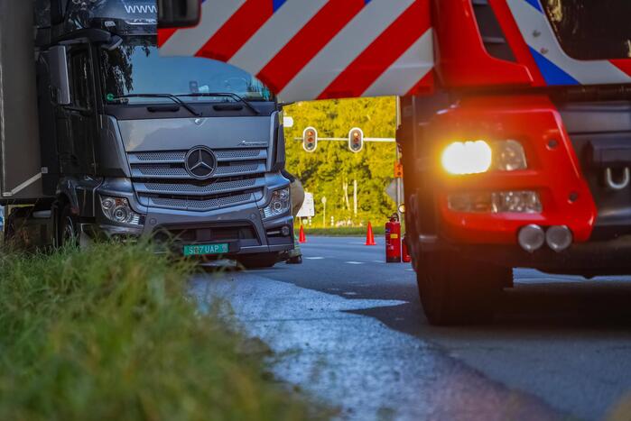 Enorm lang benzinespoor door lekgereden tank van vrachtwagen