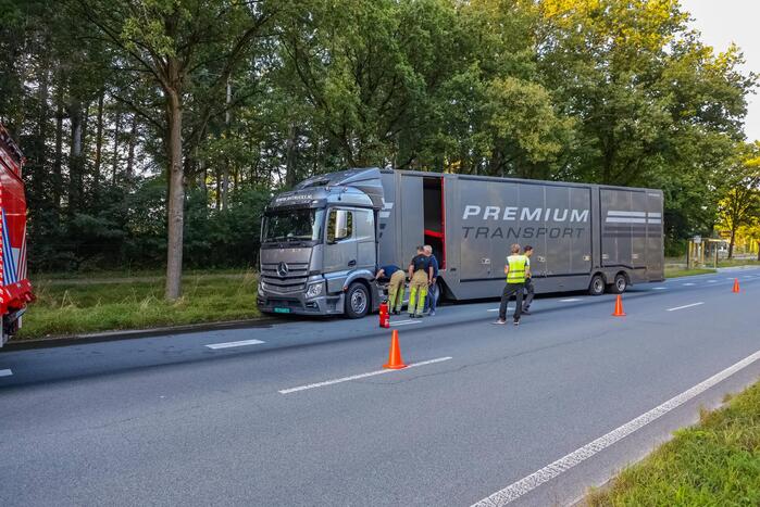 Enorm lang benzinespoor door lekgereden tank van vrachtwagen