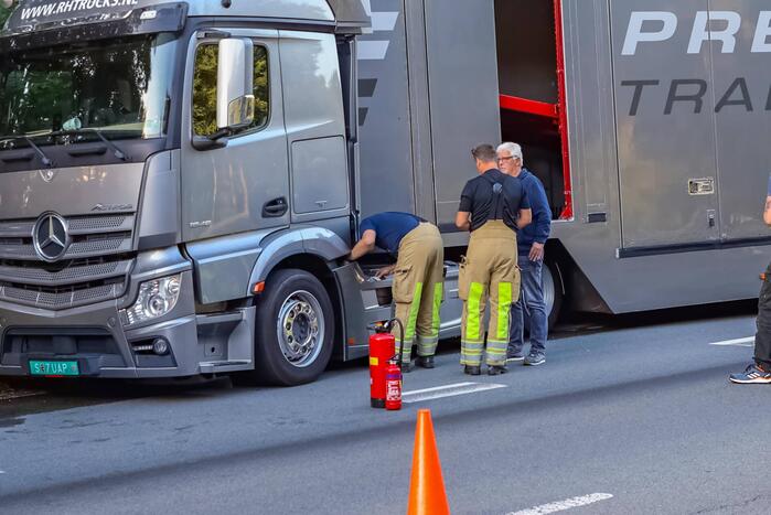 Enorm lang benzinespoor door lekgereden tank van vrachtwagen