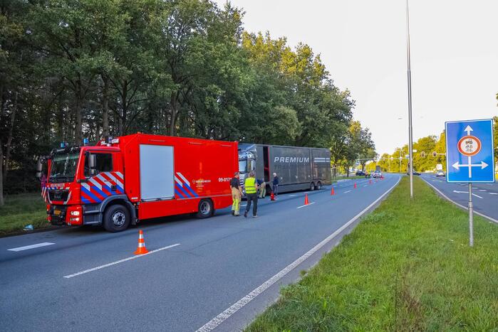 Enorm lang benzinespoor door lekgereden tank van vrachtwagen
