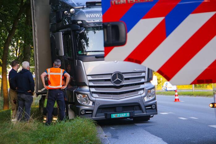 Enorm lang benzinespoor door lekgereden tank van vrachtwagen