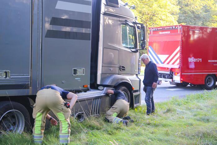 Enorm lang benzinespoor door lekgereden tank van vrachtwagen