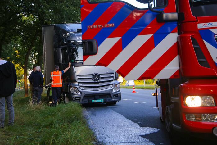 Enorm lang benzinespoor door lekgereden tank van vrachtwagen
