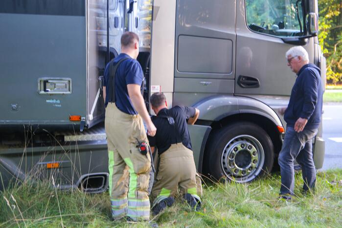 Enorm lang benzinespoor door lekgereden tank van vrachtwagen