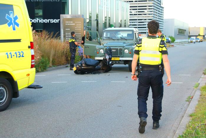 Bestuurster brommer aangereden door jeep