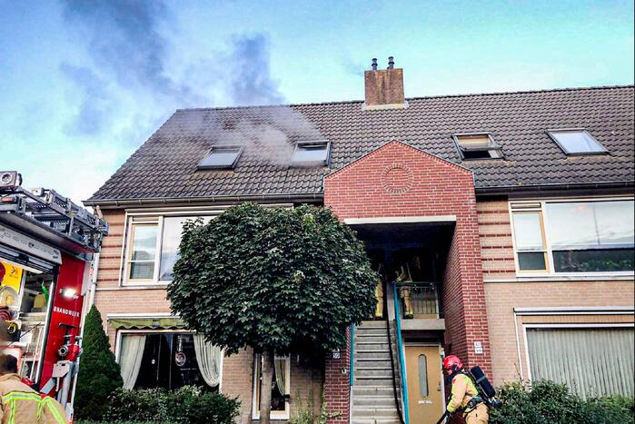 Veel rook bij brand in portiekwoning
