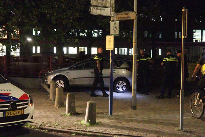 Auto komt op betonnen paal tot stilstand