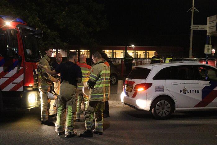 Auto komt op betonnen paal tot stilstand