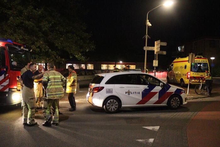 Auto komt op betonnen paal tot stilstand