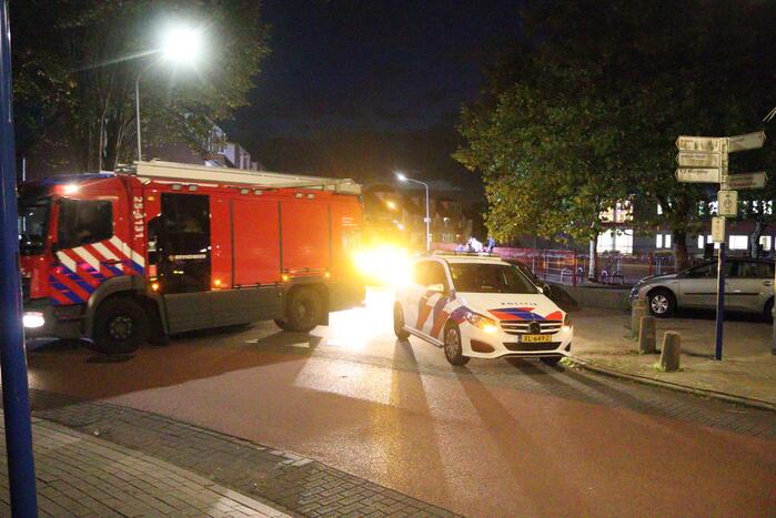 Auto komt op betonnen paal tot stilstand