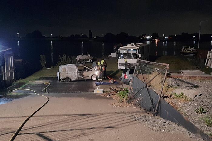 Bestelbus volledig verwoest door brand