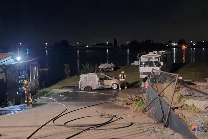 Bestelbus volledig verwoest door brand