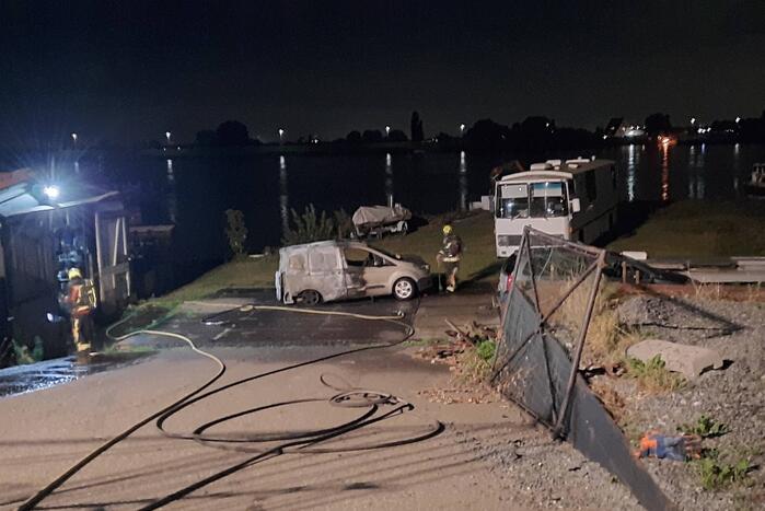 Bestelbus volledig verwoest door brand