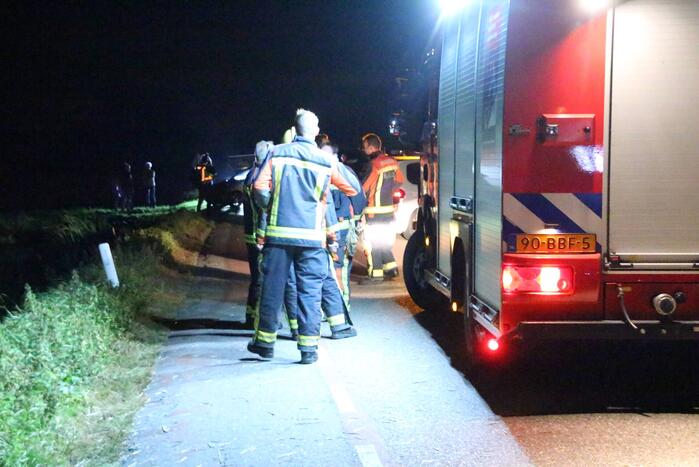 Auto slaat meerdere keren over de kop