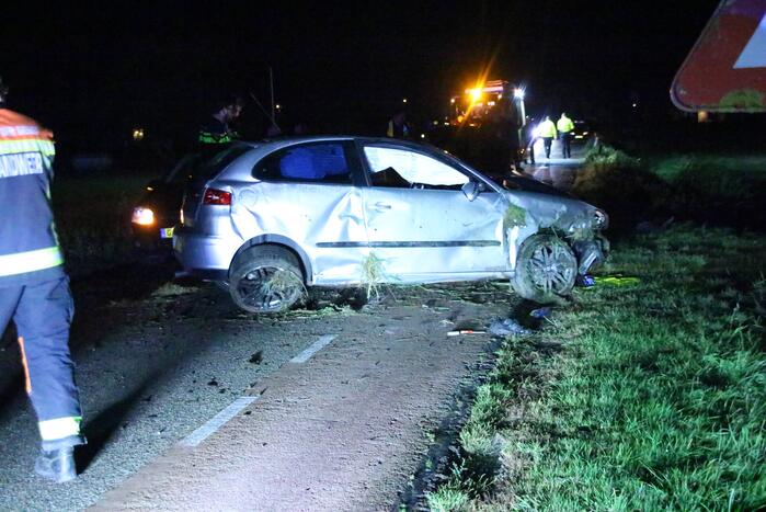 Auto slaat meerdere keren over de kop