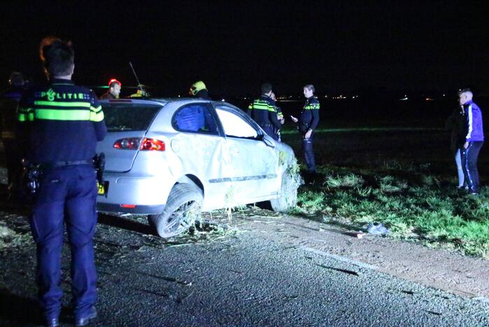 Auto slaat meerdere keren over de kop