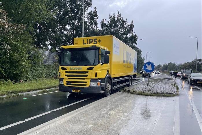Fietser overleden bij botsing met vrachtwagen