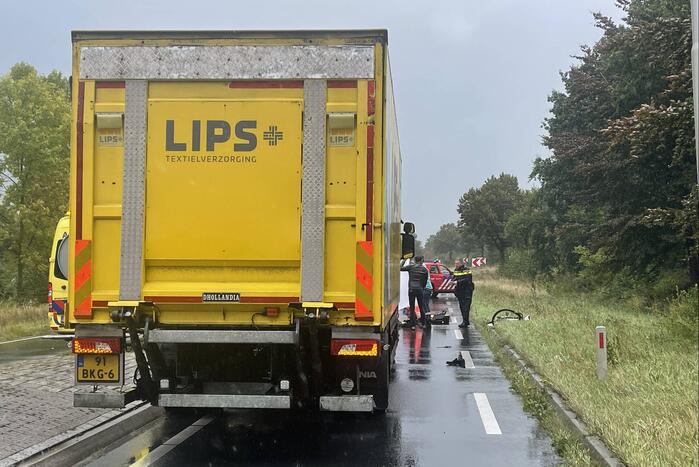Fietser overleden bij botsing met vrachtwagen