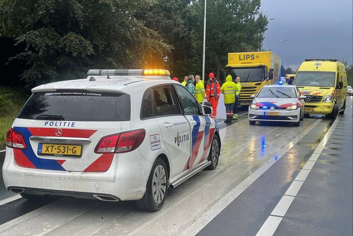 Fietser overleden bij botsing met vrachtwagen