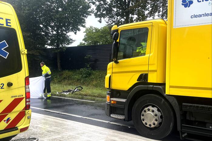 Fietser overleden bij botsing met vrachtwagen