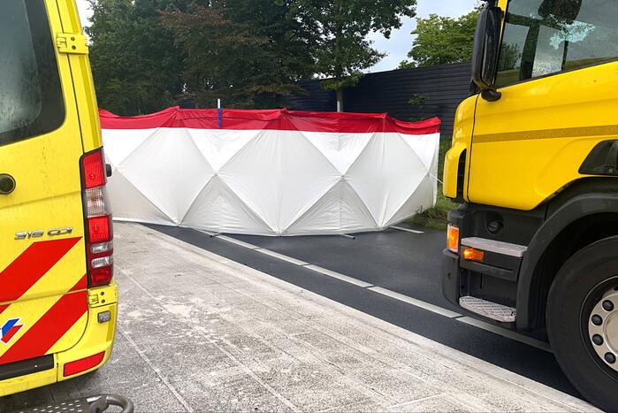 Fietser overleden bij botsing met vrachtwagen