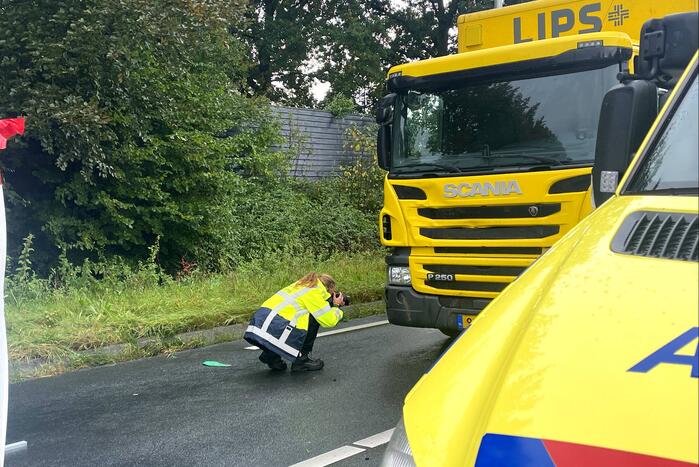 Fietser overleden bij botsing met vrachtwagen