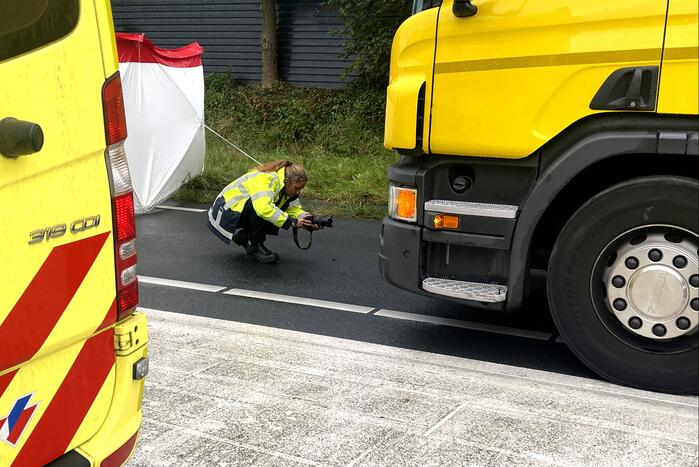 Fietser overleden bij botsing met vrachtwagen