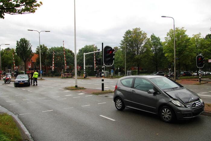 Veel schade bij botsing tussen twee auto's