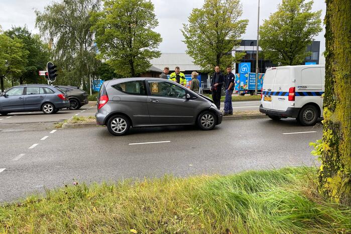 Veel schade bij botsing tussen twee auto's