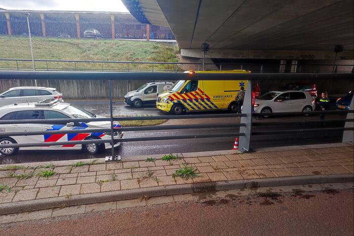 Flinke verkeershinder na aanrijding onder Stadspoort