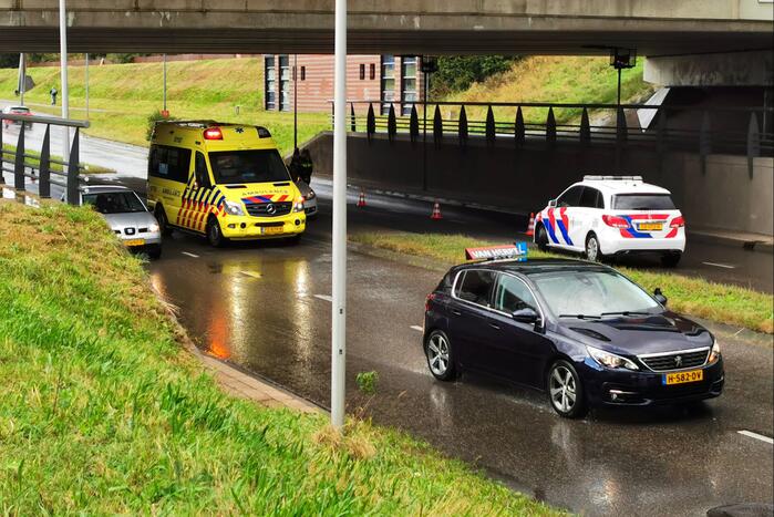 Flinke verkeershinder na aanrijding onder Stadspoort
