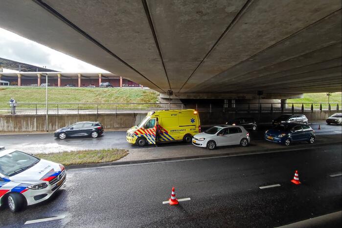 Flinke verkeershinder na aanrijding onder Stadspoort