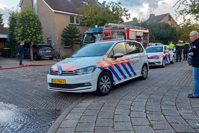 Brandweer blust brand in woning