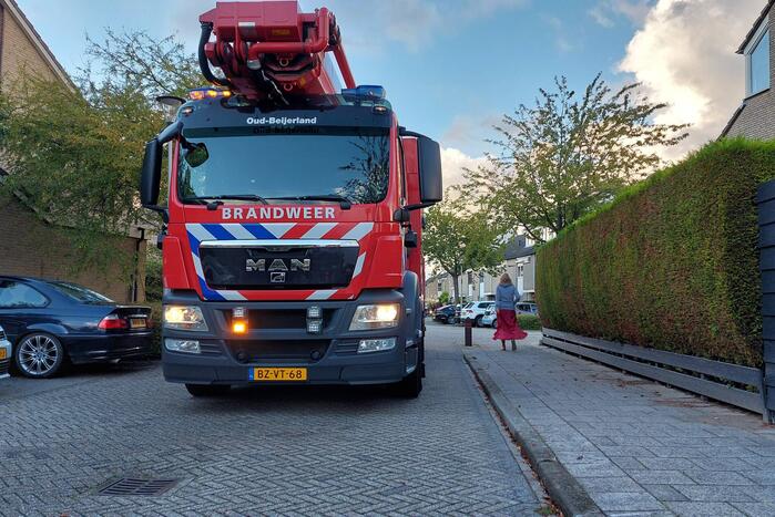 Brandweer blust brand in woning