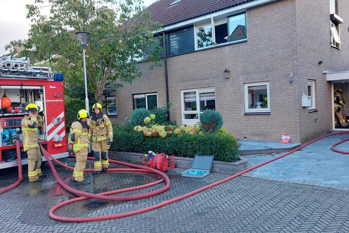 Brandweer blust brand in woning