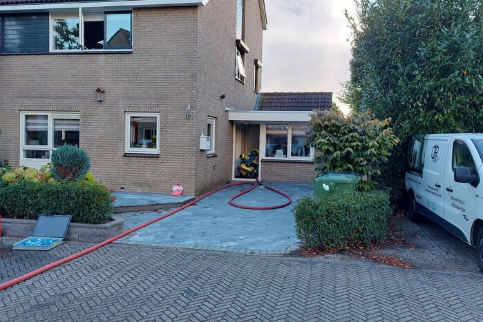 Brandweer blust brand in woning