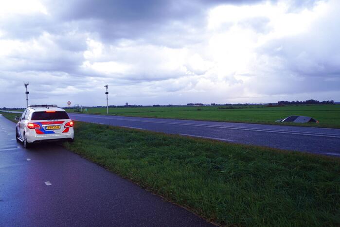 Auto raakt van de weg belandt in sloot