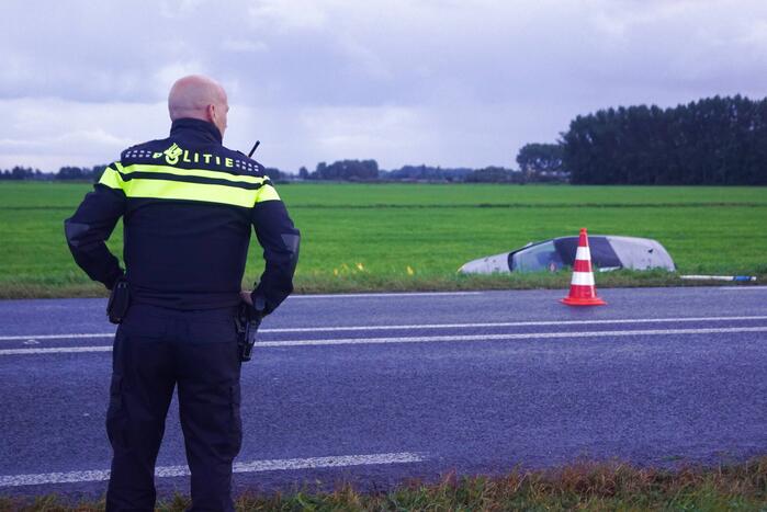 Auto raakt van de weg belandt in sloot