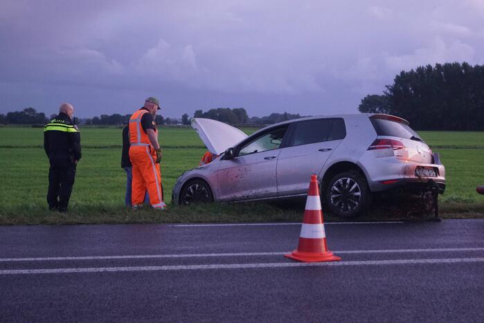 Auto raakt van de weg belandt in sloot