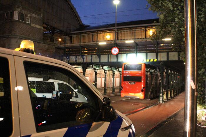 Stadsbus van R-NET rijdt zich klem onder spoorviaduct