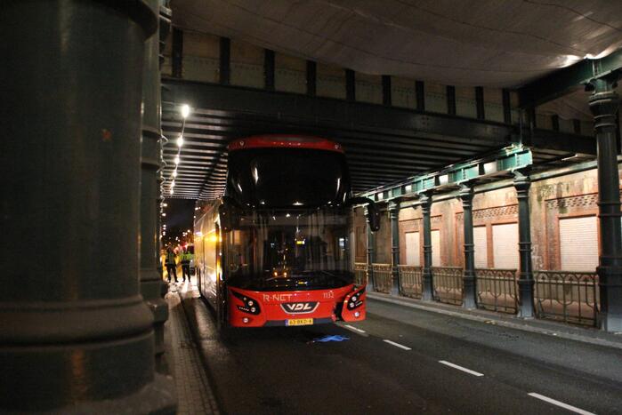 Stadsbus van R-NET rijdt zich klem onder spoorviaduct