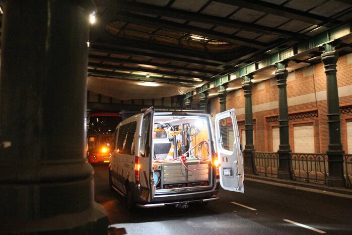 Stadsbus van R-NET rijdt zich klem onder spoorviaduct