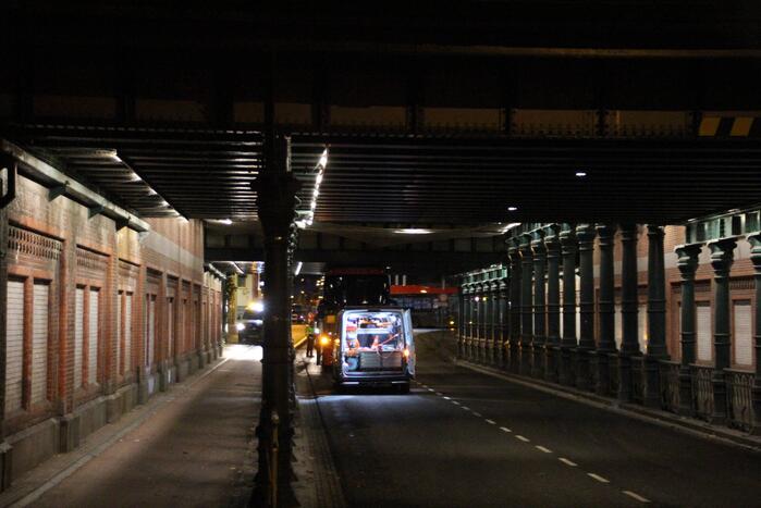 Stadsbus van R-NET rijdt zich klem onder spoorviaduct
