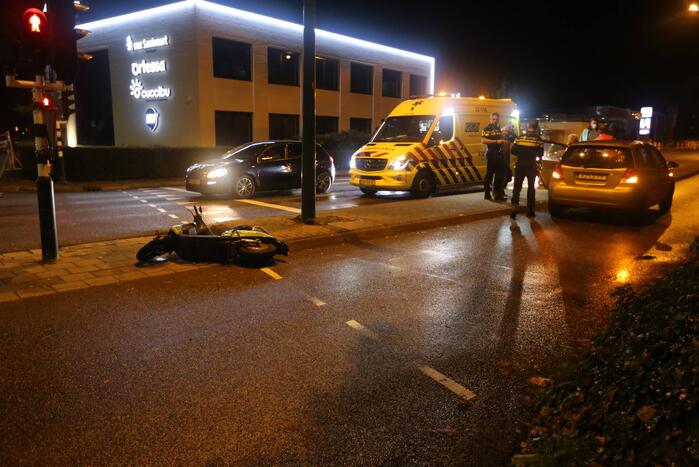 Deelscooter komt in botsing met personenauto