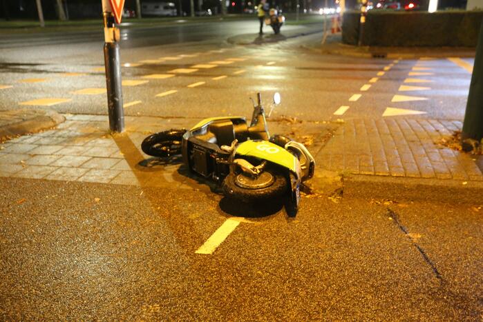 Deelscooter komt in botsing met personenauto