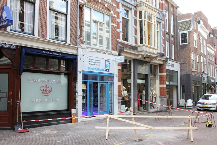 Vrachtwagen met kraan rijdt stuk gevel eruit